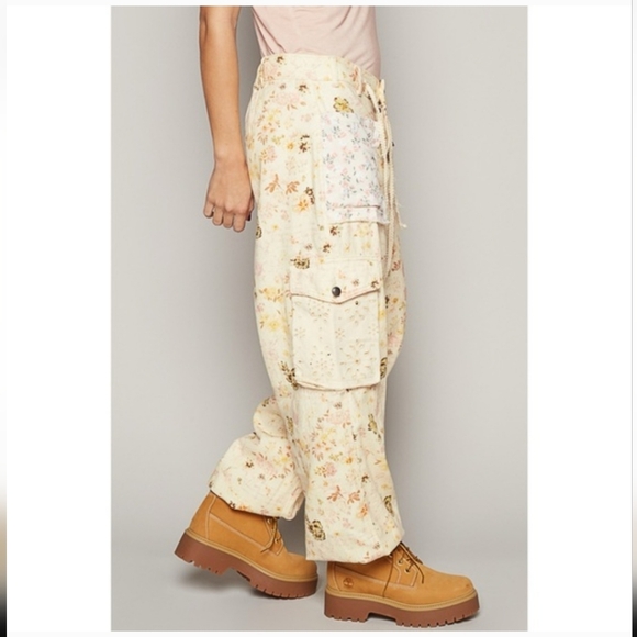 NWOT POL Natural Cream Floral Print Patched Cotton Cargo Joggers Size LARGE - Picture 2 of 7
